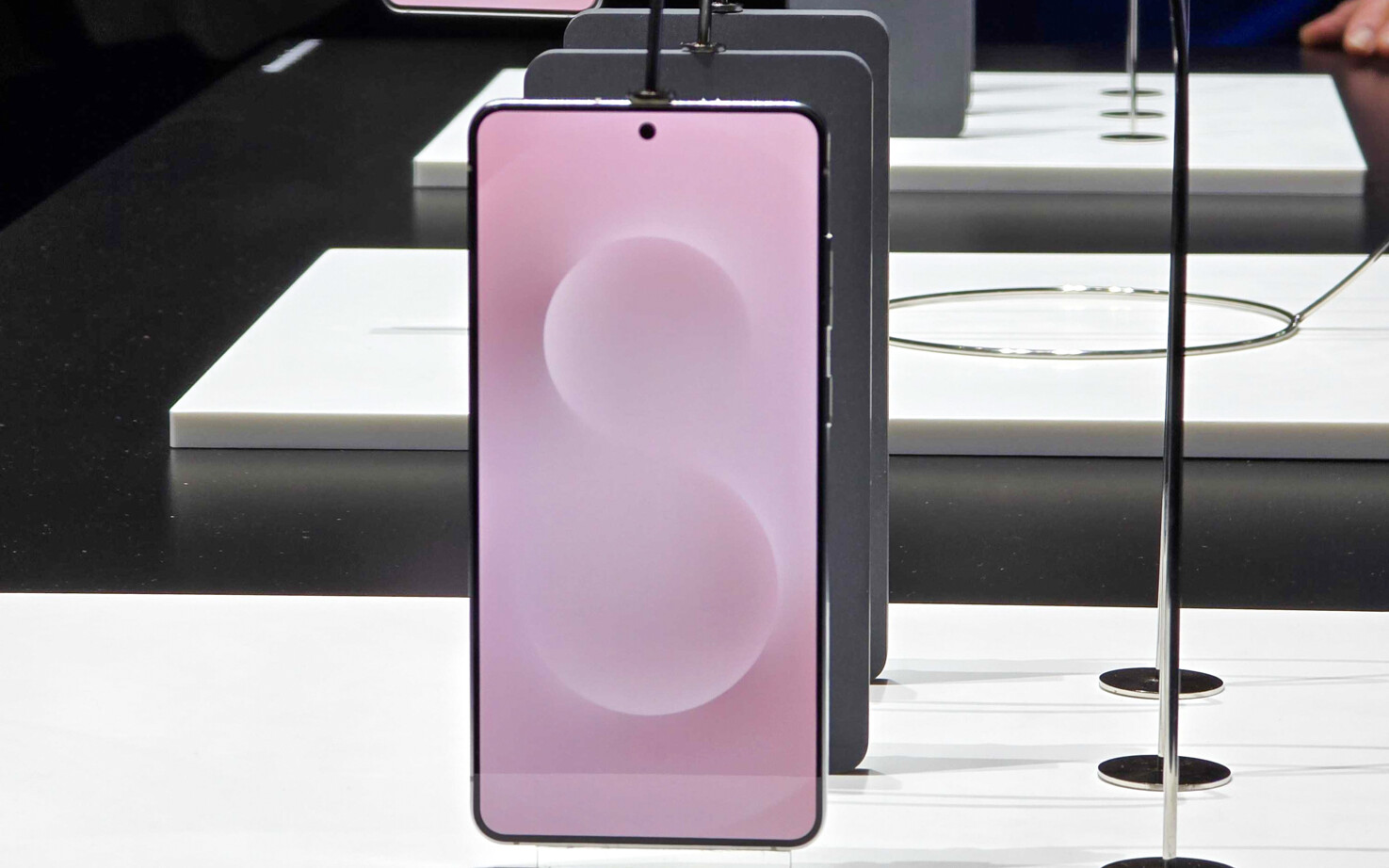 Rekordowo niska cena za nowy smartfon Samsung S25 Edge z 512 GB i 12 GB RAM w tytanie - już poniżej 3000 zł