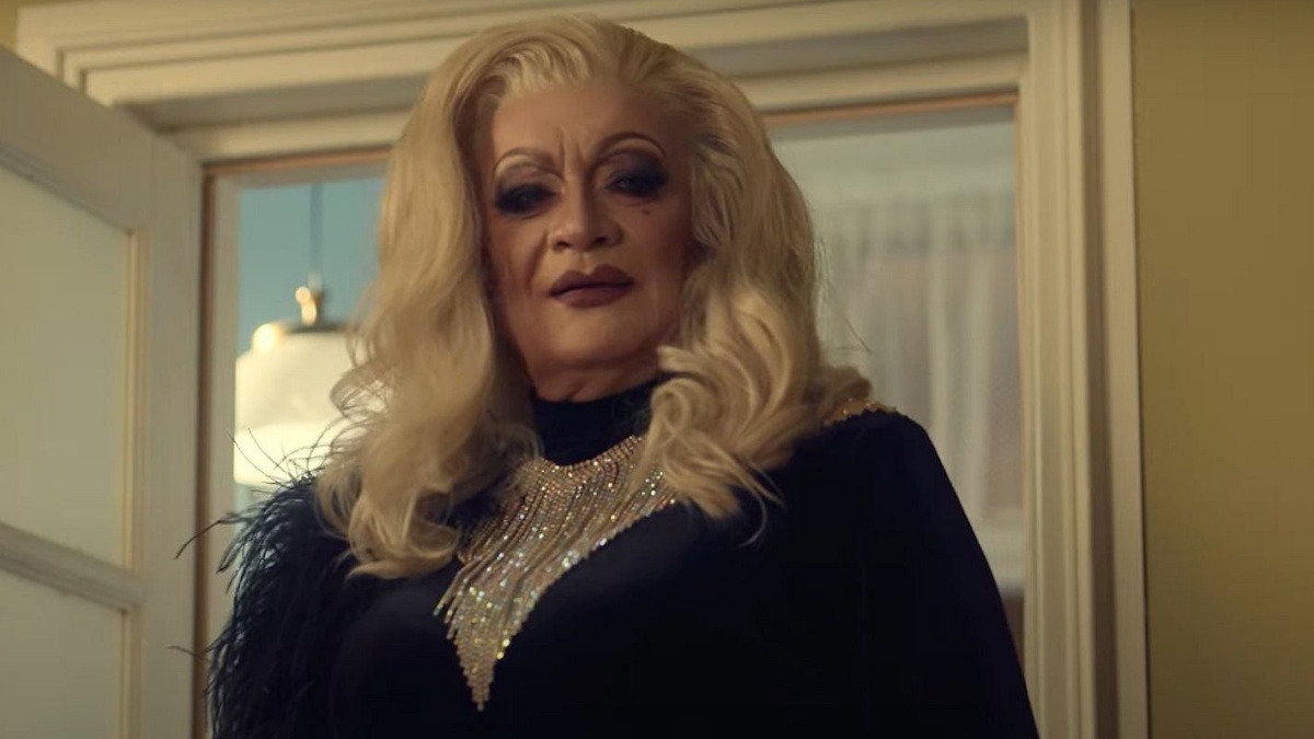 Królowa (2022) – recenzja i opinia o serialu [Netflix]. Loretta