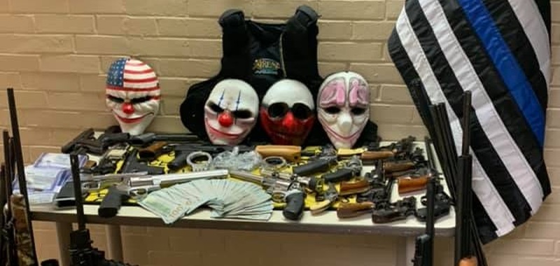Policjanci rozbili magazyn gangu. Przestępcy posiadali maski z PayDay