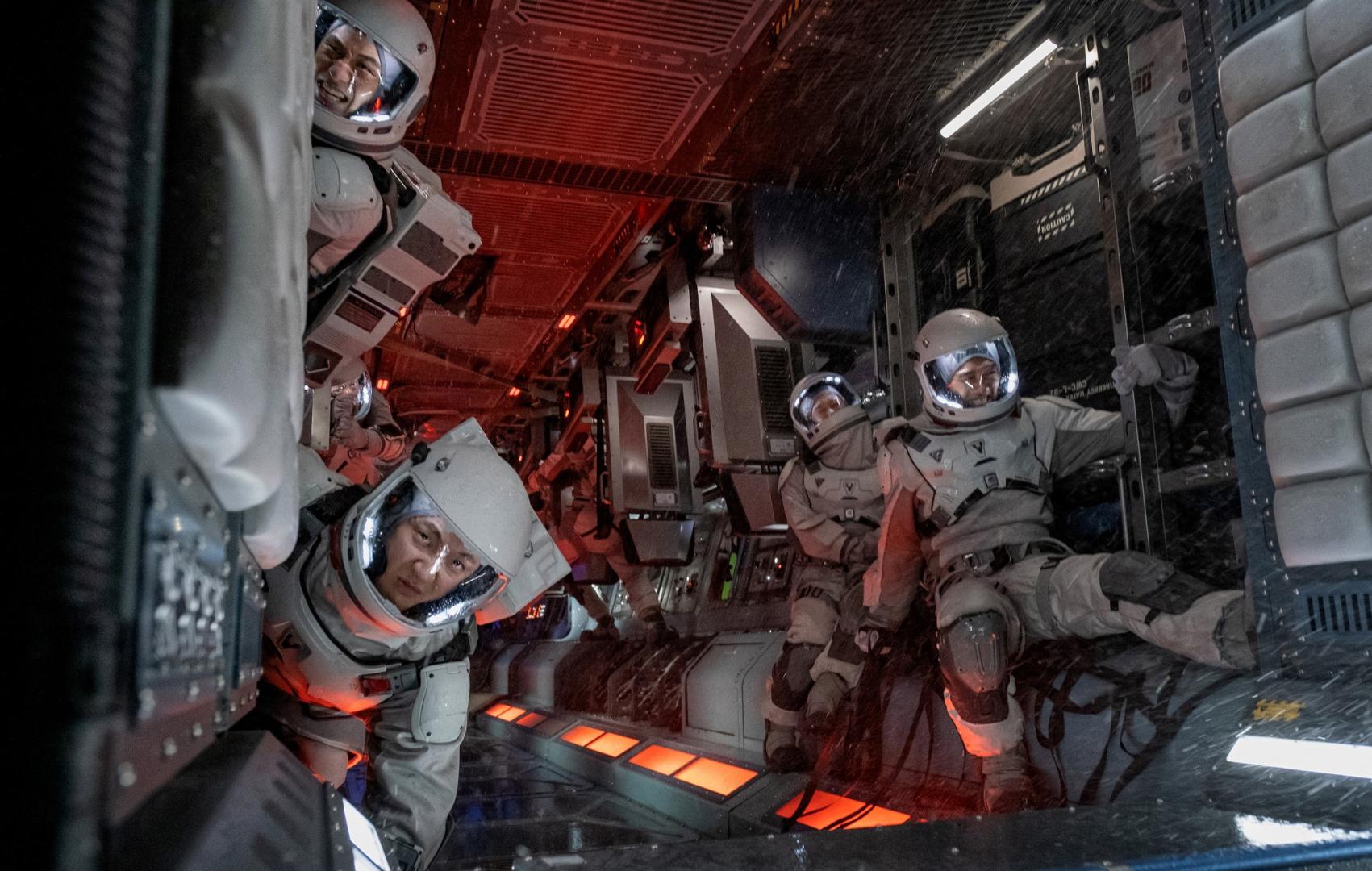 The Silent Sea (2021) – recenzja serialu [Netflix]. Koreańskie science-fiction z umierającą Ziemią w tle