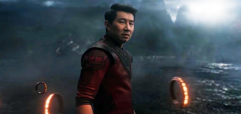 Shang-Chi i legenda dziesięciu pierścieni (2021) – recenzja filmu (Disney). Baśń o rodzinie