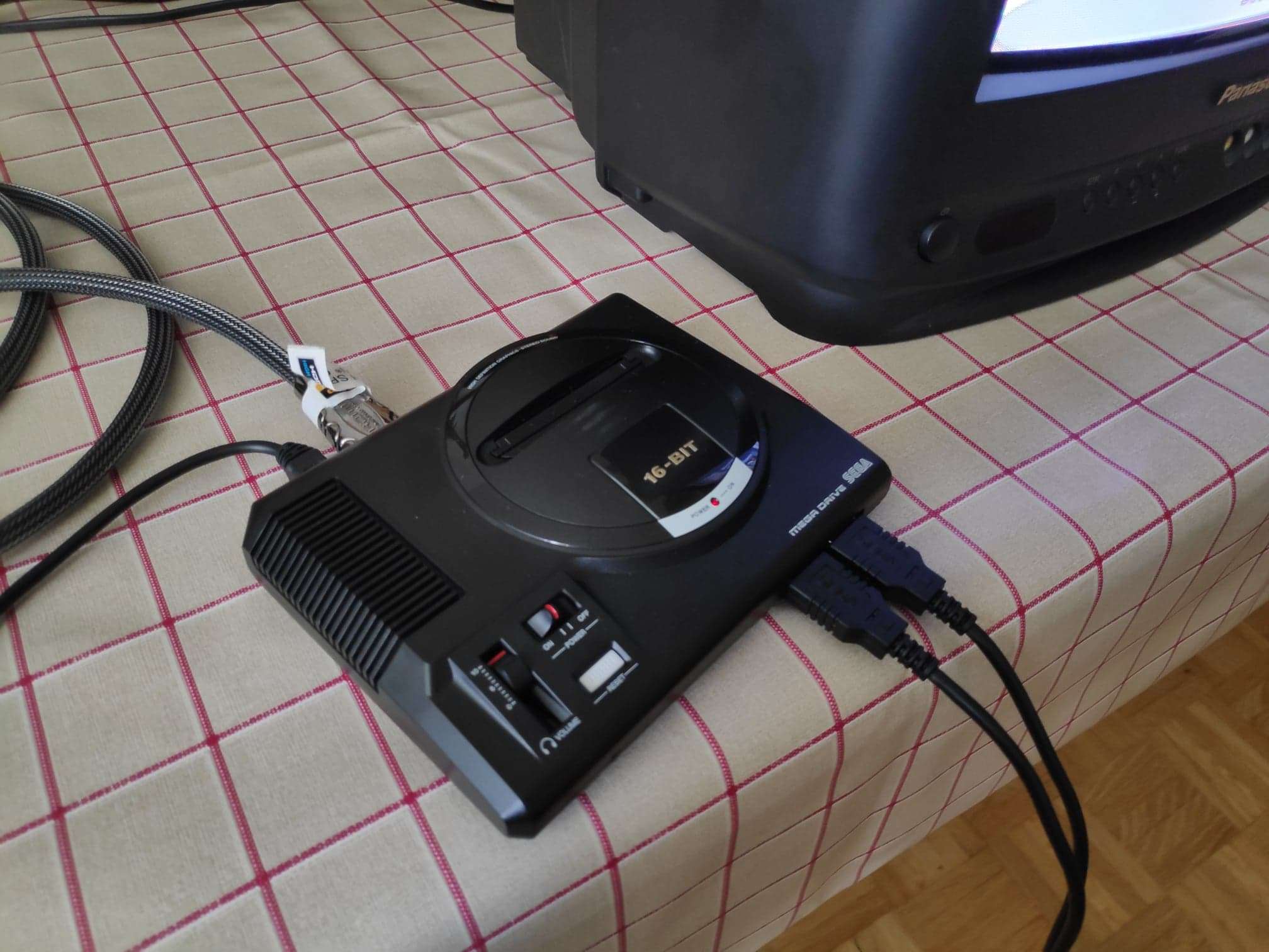 SEGA Mega Drive Mini - testowaliśmy sprzęt w.... mieszkaniu komunalnym z meblościanką
