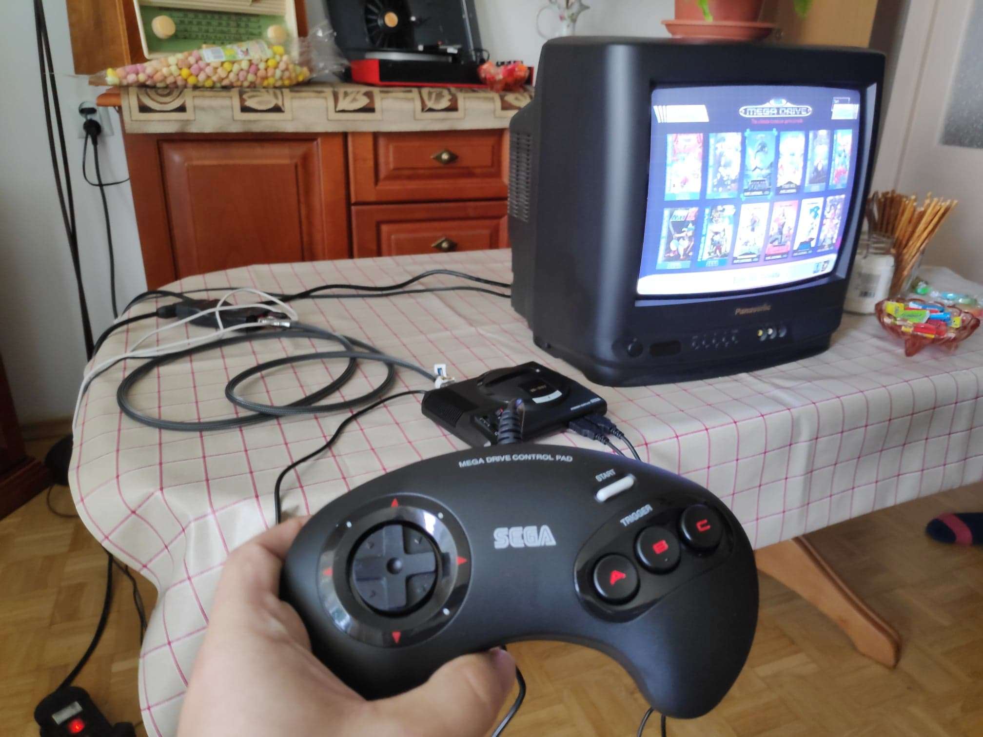 SEGA Mega Drive Mini - testowaliśmy sprzęt w.... mieszkaniu komunalnym z meblościanką
