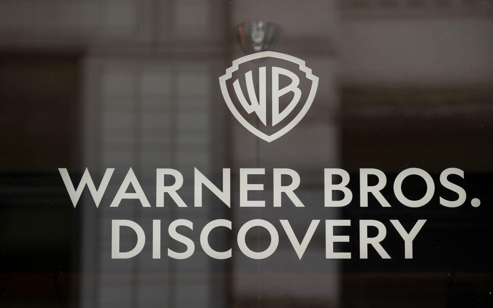 Warner Bros. Discovery szare logo