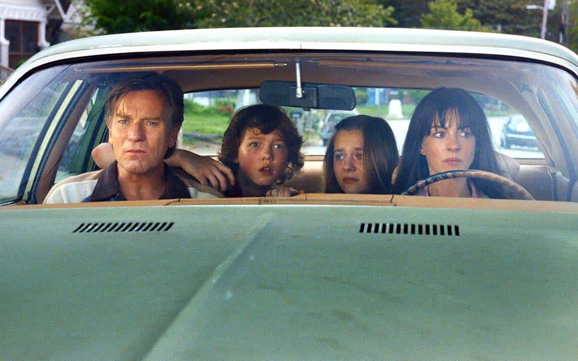 To nie Jurassic World. Ewan McGregor i Anne Hathaway walczą o przetrwanie na nowym zwiastunie