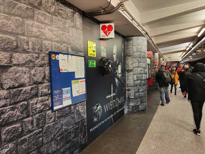 Warszawa gotowa na premierę Wiedźmina. Geralt, Ciri i Yennefer w metrze