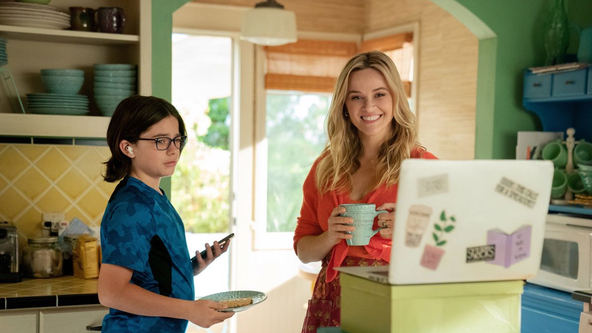 U ciebie czy u mnie? (2023) – recenzja i opinia o filmie [Netflix]. Debbie z synem