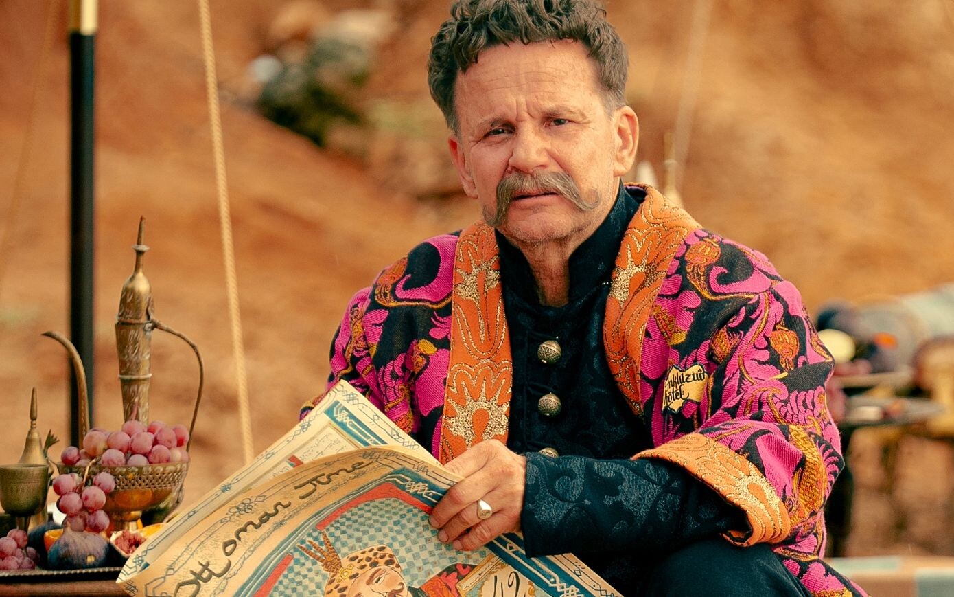 1670 (2025) - recenzja 2 sezonu [Netflix]. Kto nie obejrzy, ten nie godzien parawanu na plaży rozstawić