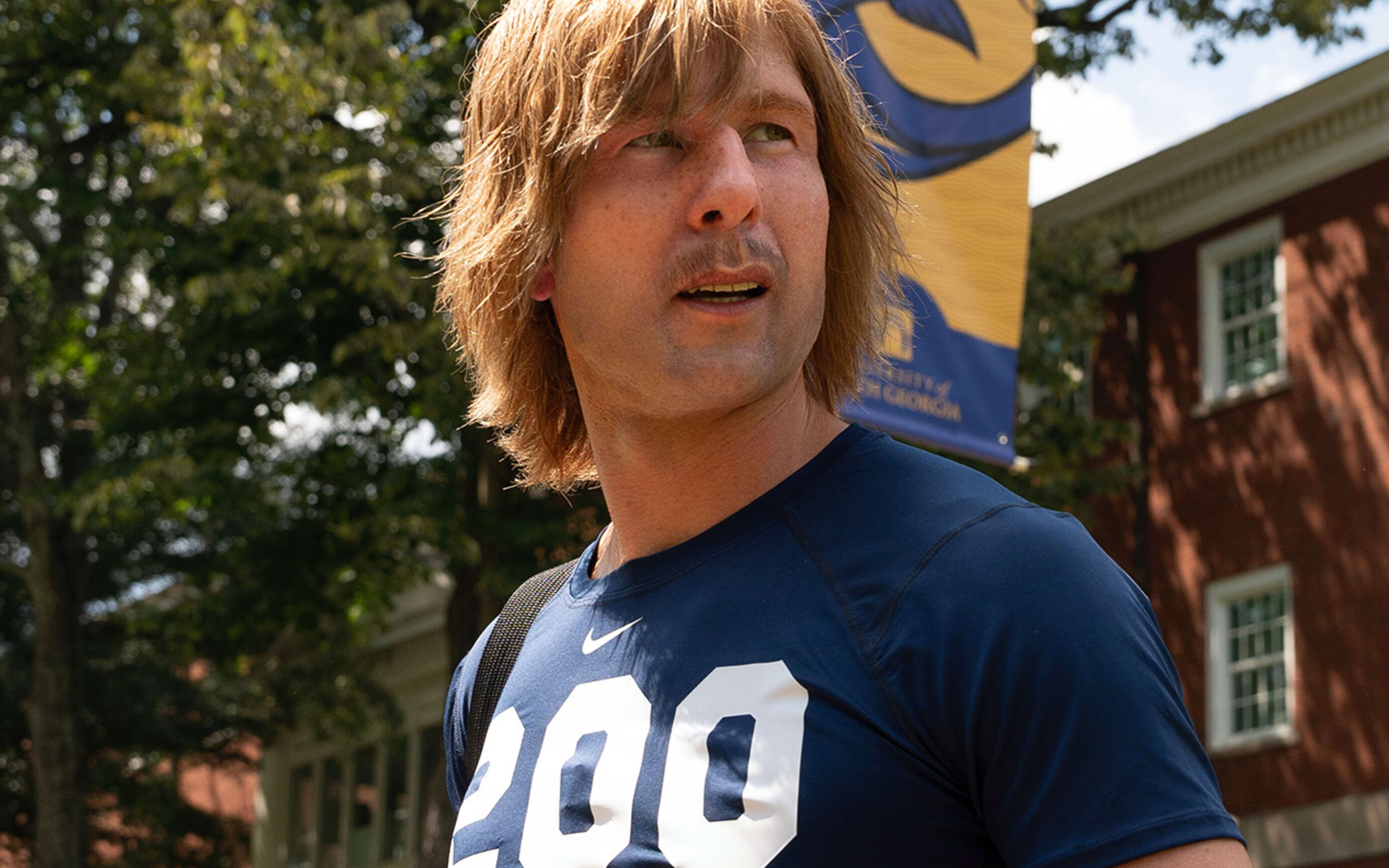 Chad Powers (2025) - recenzja serialu [Disney]. Futbol to życie