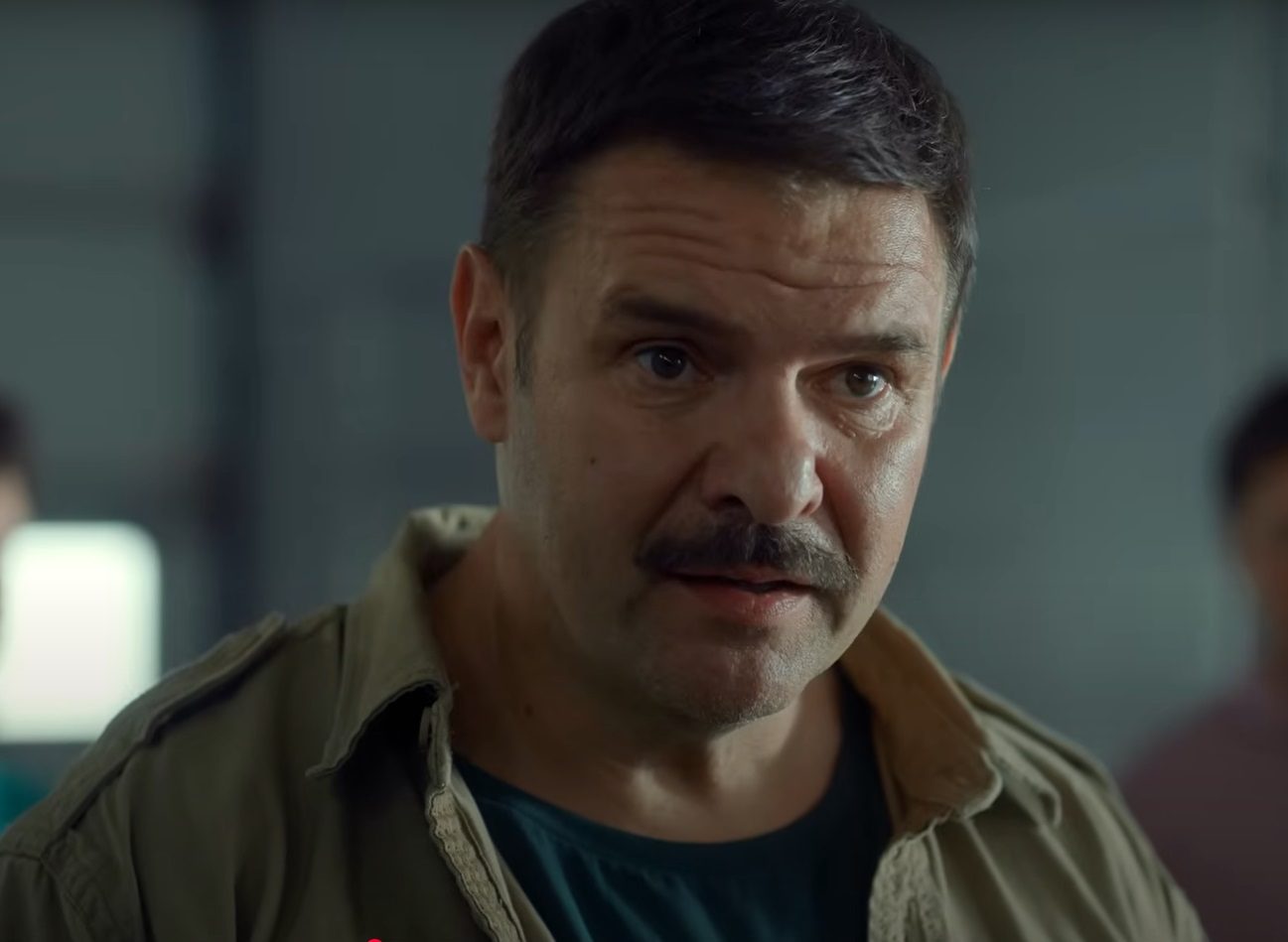 Zgon przed weselem (2025) – recenzja i opinia o filmie [Netflix]. Główny bohater