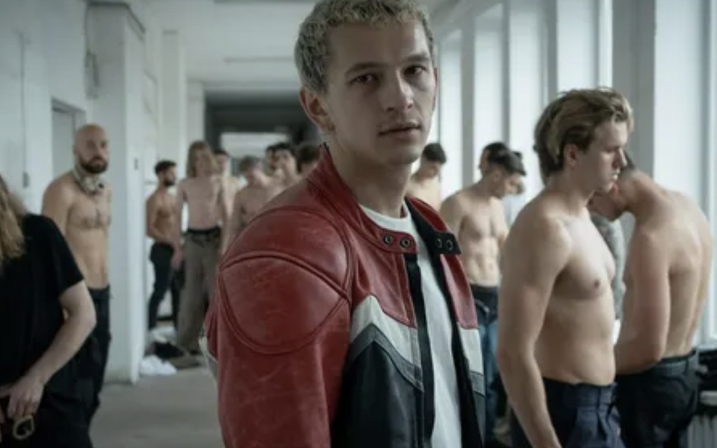 Proud (2026) - recenzja serialu [HBO]. Skok na główkę w dorosłość