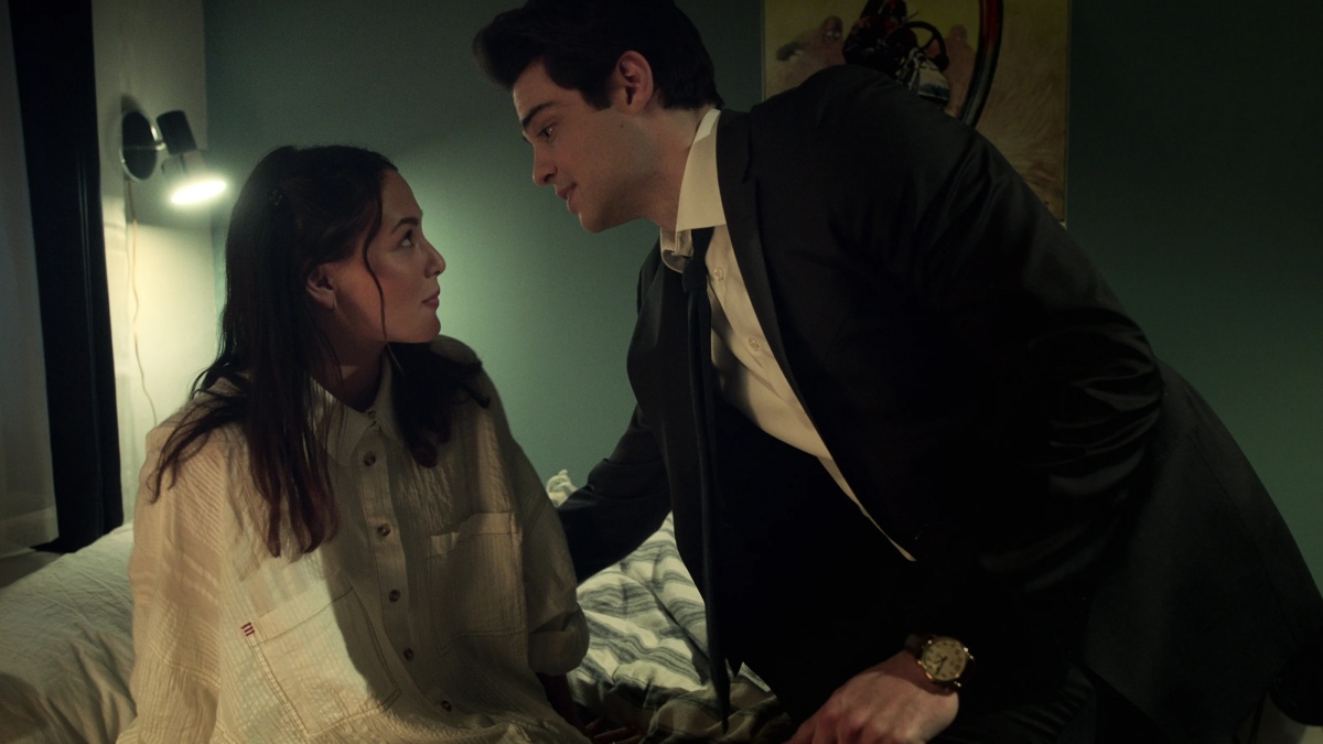 Zwerbowany (2022) – recenzja i opinia o serialu [Netflix]. Owen z przyjaciółką