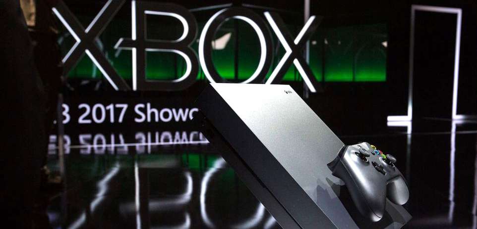 Xbox One X i gogle VR. Microsoft nie chce popełniać błędu z Kinectem