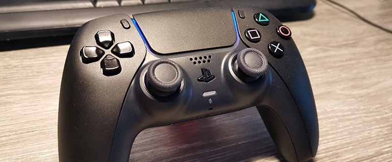 DualSense do PS5 w czarnym kolorze prezentuje się urokliwie. Gracz upiększył kontroler