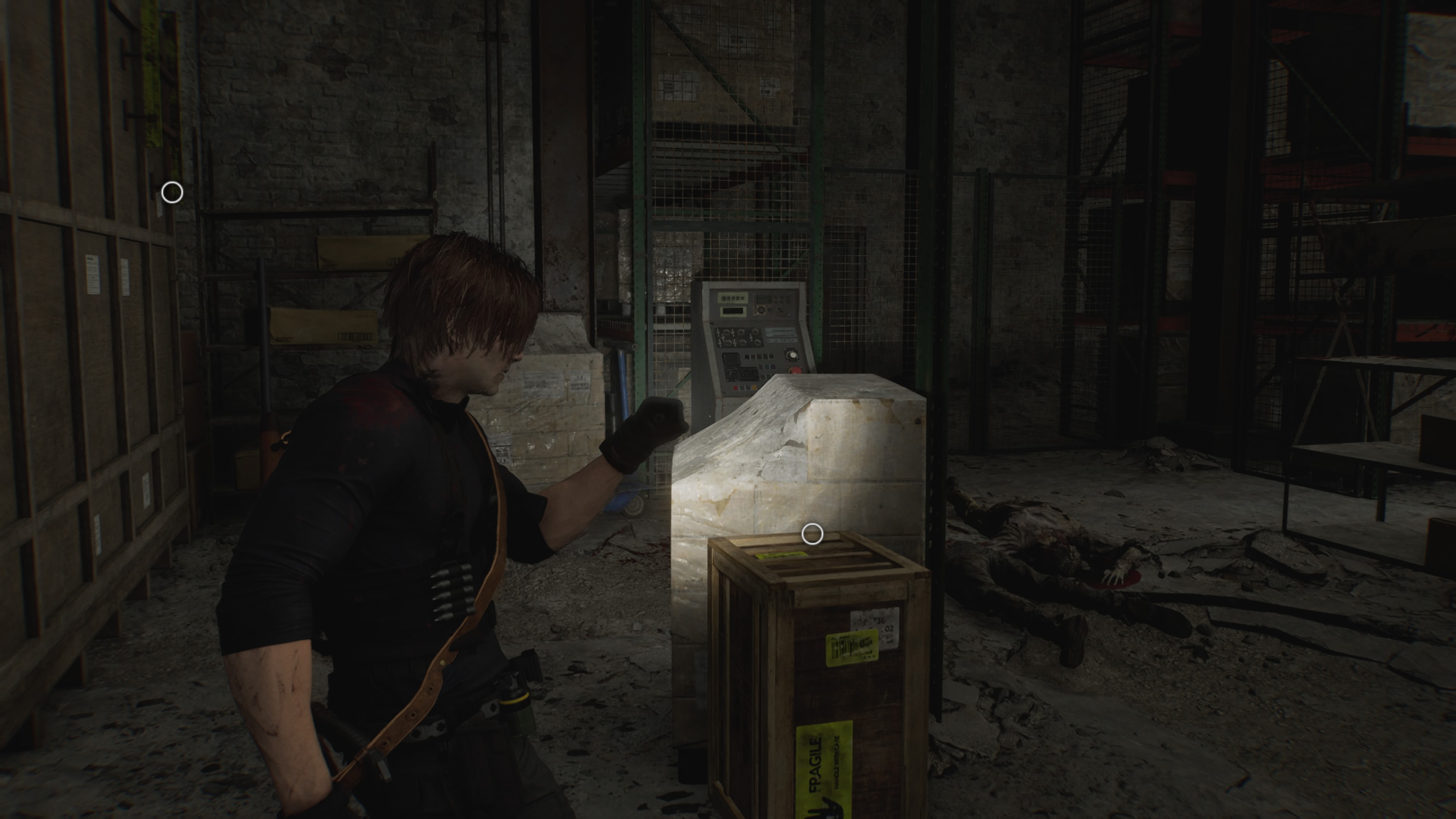 Resident Evil Requiem - Leon: brama, barykada, detonator, obóz BSAA, magazyn, dystrybutor, parking, baterie