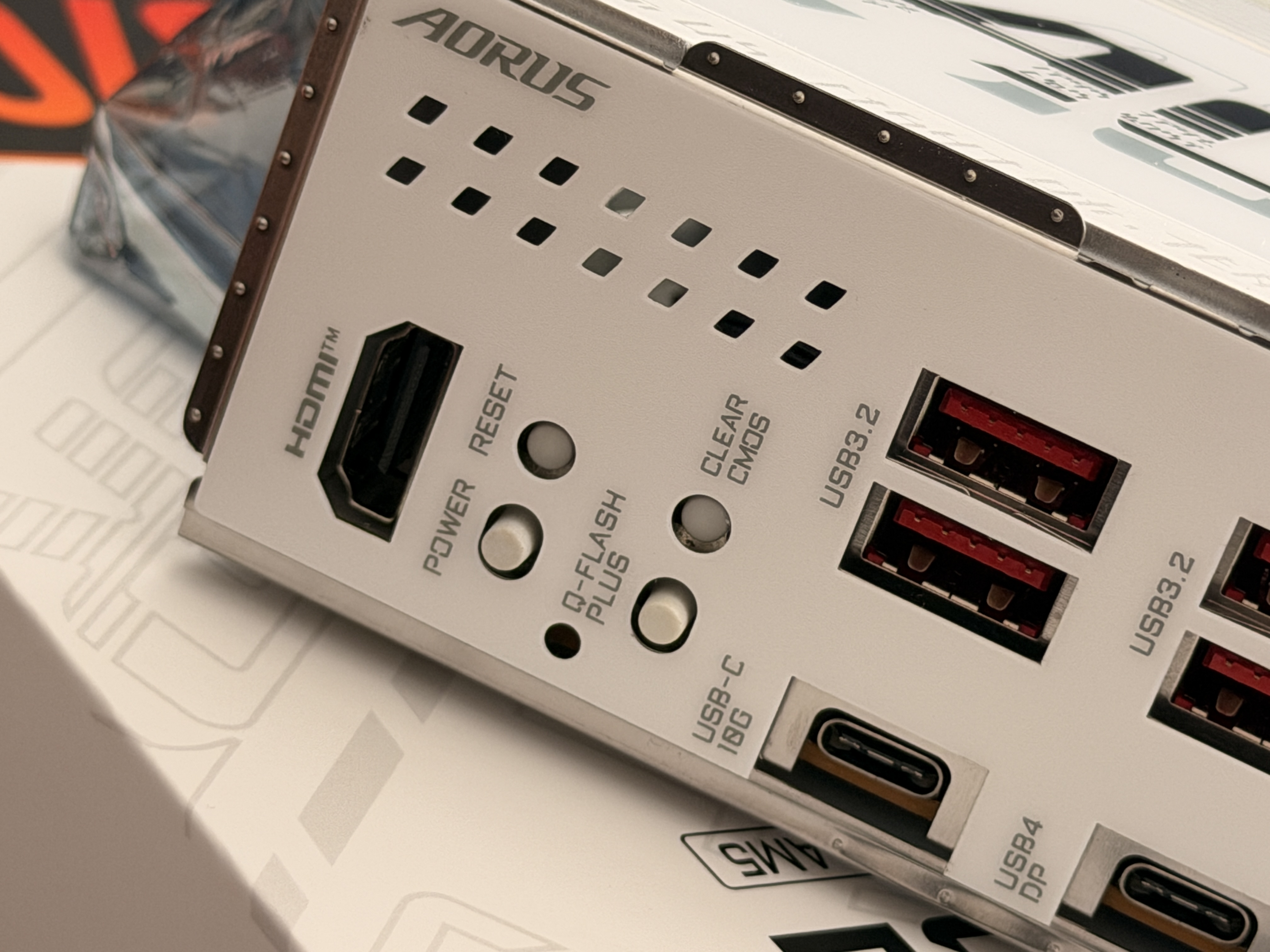 Złącza z tylu i możliwe przełączniki