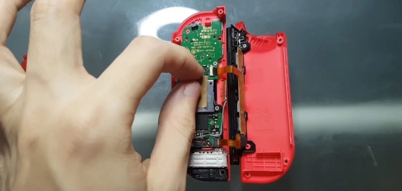 Joy-Cony od Nintendo Switcha naprawione kawałkiem kartonu. YouTuber eliminuje problem dryfujących analogów